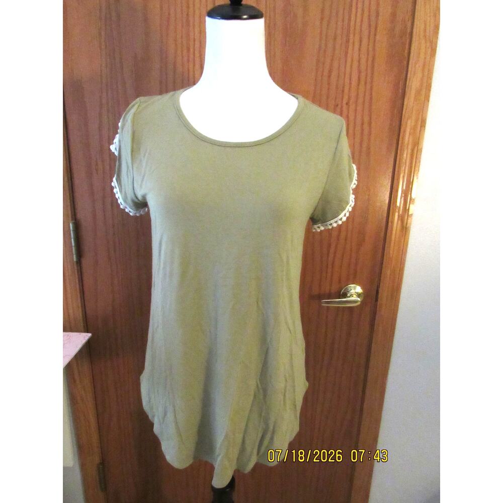 Green dressy t-shirt - size large